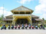 Para-peserta-berfoto-di-depan-Keraton-Kadariah.jpg