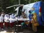 Para-siswa-mengantre-di-mobil-kas-mobile-Bank-Kalbar234ewdf.jpg