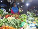 Pedagang-saat-berjualan-sejumlah-komoditas-flamboyan-6.jpg