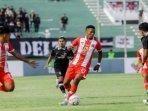 Pemain-Deltras-Sidoarjo-merah-putih-saat-menggiring-bola-di-lanjutan-Liga-2-Indonesia.jpg