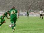 Pemain-PSS-Sleman-Boaz-Salossa-86-saat-menggiring-bola.jpg