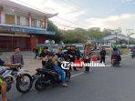 Pembagian-takjil-di-Jalan-Komyos-Sudarso345.jpg