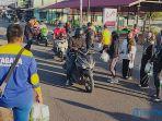 Pembagian-takjil-gratis-ke-masyarakat-di-Jalan-Lintas-Selatan.jpg