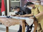 Pemda-Kayong-Utara-menerima-piagam-predikat-Opini-Wajar.jpg