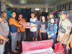 Pemerintah-Daerah-Kapuas-Hulu-melalui-BPBD-dan-Dinas-Sosial-saat-menyerahkan.jpg