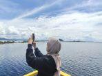 Pengunjung-Taman-Nasional-Danau-Sentarum-membuat-konten-untuk-diupload-di-media-sosial.jpg