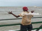 Pengunjung-melihat-debur-ombak-di-Pantai-Teluk-Mak-Jantu-243werse.jpg