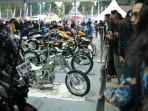 Pengunjung-menyaksikan-modifikasi-sepeda-motor.jpg