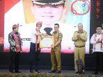 Penjabat-Pj-Bupati-Kayong-Utara-Romi-Wijaya-menerima-penghargaan-Anubhawa-Sasana.jpg