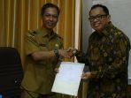 Penjabat-Pj-Sekretaris-Daerah-Kabupaten-Kayong-Utara-Rene-Rienaldy-kiri-menerima.jpg
