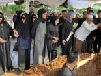 Penyebab-Ibunda-Olla-RamlanMeninggal-Dunia-Tangis-Pecah-hingga-Pingsan-di-Pemakaman.jpg