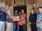 Penyerahan-bantuan-sembako-oleh-Manajemen-PLN-UID-Kalimantan-Barat.jpg