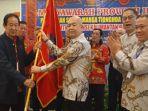 Penyerahan-bendera-sebagai-simbol-diserahkannya3423.jpg