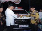 Penyerahan-satu-unit-ambulans-ke-Desa-Sungai-Kinjil-oleh-Staf-Ahli-Bupati-Ketapang235ewd.jpg