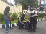 Personel-penjagaan-Polres-Sintang-memeriksa-barang-bawaan-peng2w354wefr.jpg