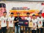 Perwakilan-Aming-Coffee-Siantan-menyerahkan-playoff-Turnamen.jpg