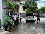 Petugas-SPBU-Simpang-Adung-Jalan-Lintas-Selatan-Kecamatan-Hulu-Gurung-saat-memberikan.jpg