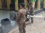 Petugas-Satpol-PP-kota-Pontianak-saat-mendata-w234ef.jpg