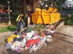 Petugas-kebersihan-DLH-Singkawang-membersihkan-sampah-yang-berserakan.jpg