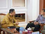Pj-Bupati-Landak-Gutmen-Nainggolan-saat-menerima-kunjunganw2354rewf.jpg
