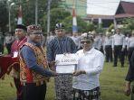 Pj-Bupati-Sanggau-Suherman-saat-menyerahka3wr4we.jpg