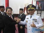 Pj-Wali-Kota-Singkawang-Sumastro-menjabat-tangan-Tjhai-Chui-Mie-usai-pelantikan-di-Balai.jpg