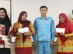 Presiden-Direktur-PT-WHW-Zhou-Wei-menyerahkan-kontribusi-dana-insentif-pada-guru-pada-acara.jpg