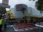 Proses-evaluasi-tiang-reklame-yang-roboh-akibat-angin-kencang.jpg