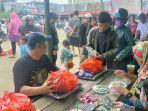 Proses-jual-beli-antara-warga-dan-petugas-Disdaginkop-UKM-Singkawang-pada-Operasi.jpg