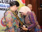Provinsi-Kalbar-Windy-Prihastari-menyematkan-slempang-kepada-Bunda-GenRe-Bengkayang.jpg