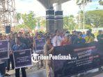 Puluhan-masyarakat-Kota-Singkawang-menggelar-aksi-protes3254ew.jpg
