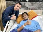 Raffi-Ahmad-menunjukkan-foto-dirinya-berdiri-di-samping-ranjang-tempat-Fahmi-Bo-berbaring.jpg
