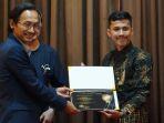 Rudi-Hartono-penerima-penghargaan-ketegori-Umum-Kompetisi.jpg