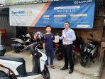 Salah-satu-tenaga-pemasar-BRI-menggunakan-sepeda-motor-listrik-Gesits.jpg