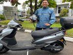 Salman-30-warga-Jalan-Sutan-Syahrir-Pontianak-beralih-menggunakan-motor-listrik.jpg