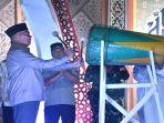 Secara-simbolis-Pj-Bupati-Kubu-Raya-Sy-Kamaruzaman23red.jpg