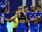 Sejumalah-pemain-Persib-merayakan-usai-mencetak-gol-di-laga-kontra-PSM.jpg
