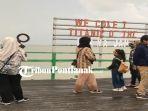 Sejumlah-pengunjung-ketika-berfoto-di-spot-foto-Titanic-of2435e.jpg