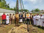 Sekda-Kabupaten-Ketapang-Alexander-Wilyo-saat-meletakkan.jpg
