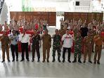 Sekda-Sanggau-Kukuh-Triyatmaka-saat-foto-bersama-usai-membuka-bimbingan-teknis.jpg