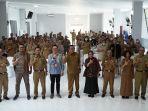 Sekretaris-Daerah-Kabupaten-Sanggau-Kukuh-Triyatmaka-saat-foto-bersama-usai-membuka.jpg