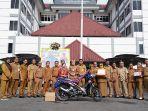 Seorang-Guru-honorer-Meries-mendapat-hadiah-satu-unit-sepeda-motor-23.jpg
