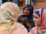 Seorang-wanita-Muslim-berdoa-sebelum-berbuka-puasa.jpg