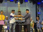 Serahkan-Piala-Mempawah.jpg