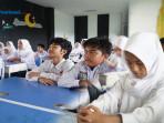 Siswa-SMP-Belajar-dalam-Kelas.jpg