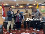 Sujiwo-berfoto-bersama-usai-menerima23rsewdf.jpg