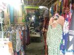 Tampak-toko-pakaian-yang-sepi-pengunjung-berada-di-Pasar.jpg