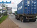 Terlihat-aktivitas-kendaraan-angkutan-jenis-Tr3454ertf.jpg