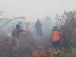Tim-gabungan-saat-berjibaku-memadamkan-api-di-wilayah-Sungai-Pelang-Ketapang.jpg