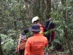 Tim-penyelamat-berada-di-hutan-untuk-melakukan-evakuasi-Kapolda-Jambi.jpg